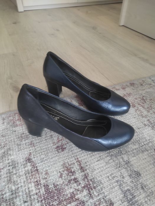 Кожени обувки с подарък