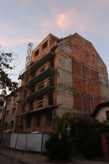 Продава се Тристаен апартамент в Пловдив, Кючук Париж - 70 кв.м за 995 €/кв.м - Снимка #1