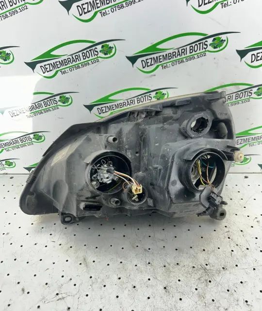 Far dreapta 8200509821 8200509821 Renault Clio 2005 1.2 MT (75 hp)