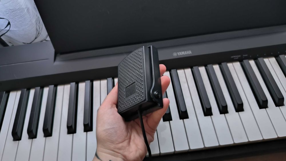 Yamaha p145B со стойкой и педалью