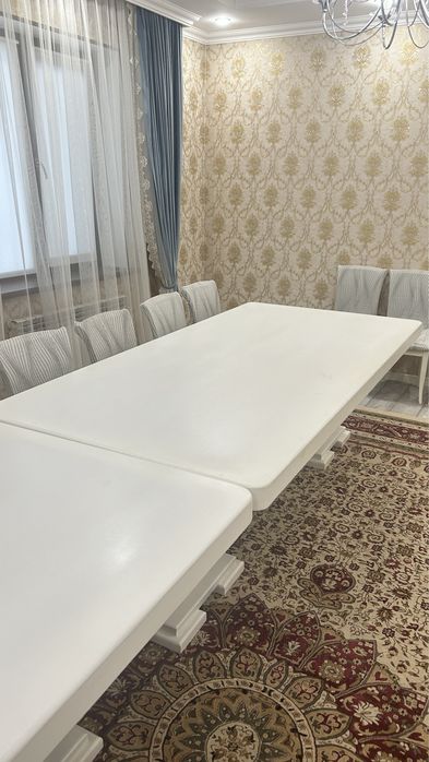 Стол и стулья для зала