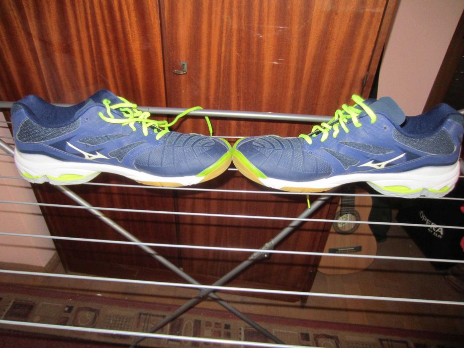 Pantofi volei Mizuno, model Wave Lightning, masura EUR-46 US-12 JP-30, stare foarte buna, fara vreun defect.