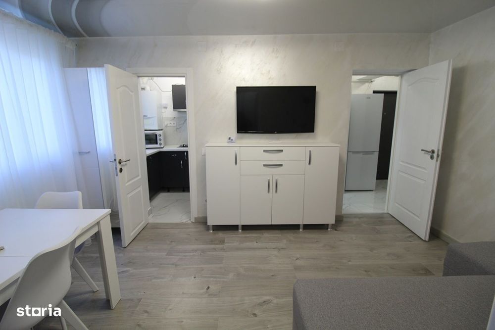 Vând apartament 3 camere în Hunedoara, zona Micro1-Teatru, etaj 4...