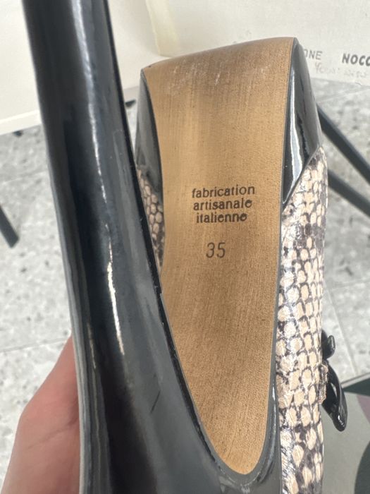 Vand pantofi cu toc din piele lacuita