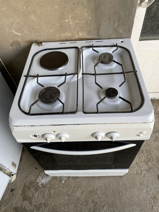 Holodilnik, gaz plita sotiladi