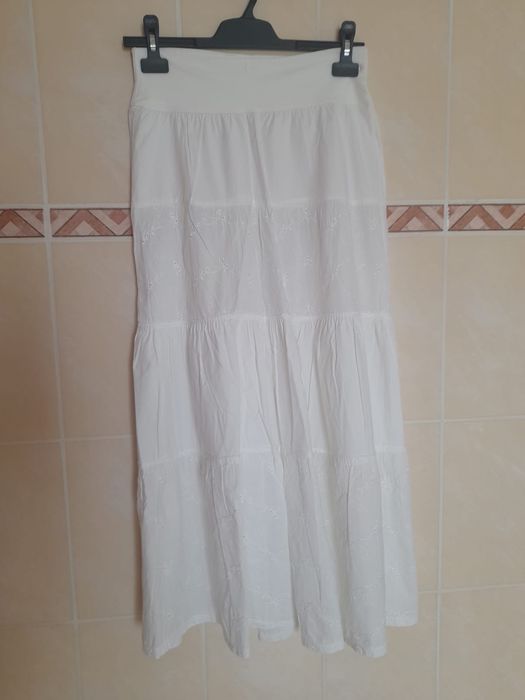 Fusta alba lunga panza.