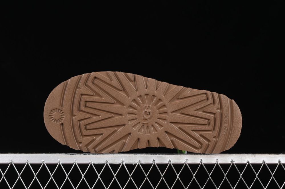 UGG Mini dipper la super pret