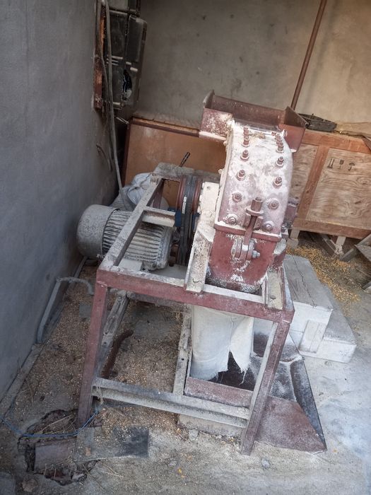 Vând moara cu ciocane, motor trifazic 18 kw.