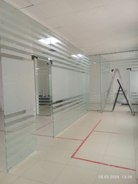 Цельностеклянная перегородка офисов