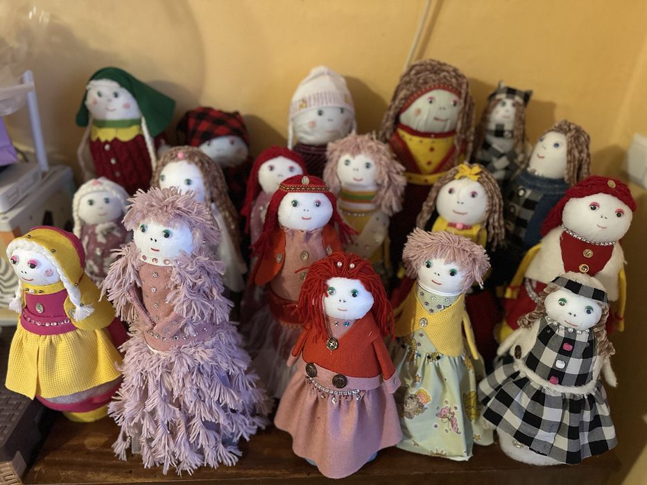 Ръчно изработени цветя и кукли