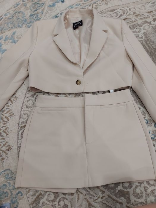 Продаёт вещи б/у в хорошем состоянии,