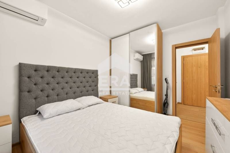 Двустаен, чисто нов, обзаведен апартамент за продажба, със собствен дв