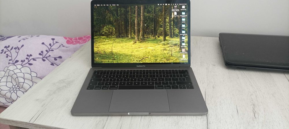 MacBook Pro (13-инчов, 2017 г., четирима Thunderbolt 3 порта)