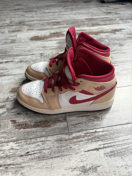 Nike Air Jordan 1 Mid Curry Cardinal; Nike Dunk Low Panda