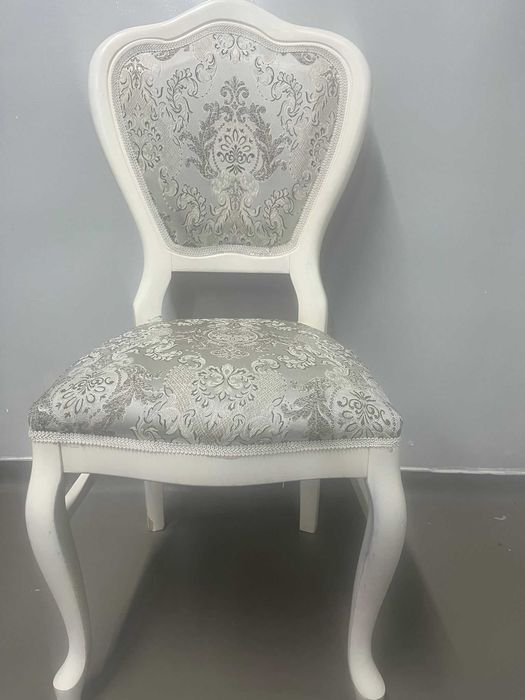 Scaun din lem masiv, tapitat