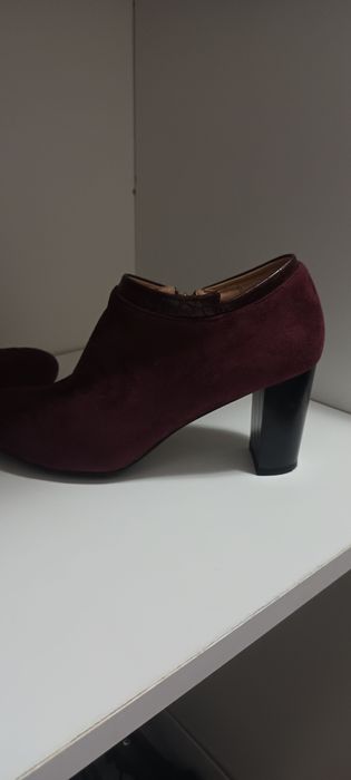 Нови велурени боти в елегантно бордо – неизползвани, стилни и удобни