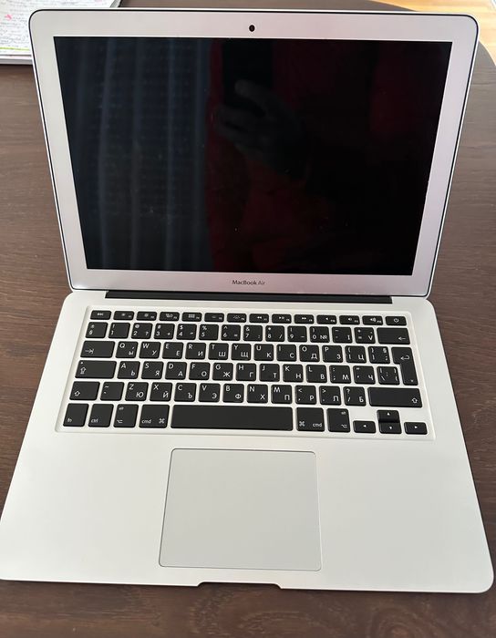 MacBook Air 13.3 inch intel core i3, 8 ram