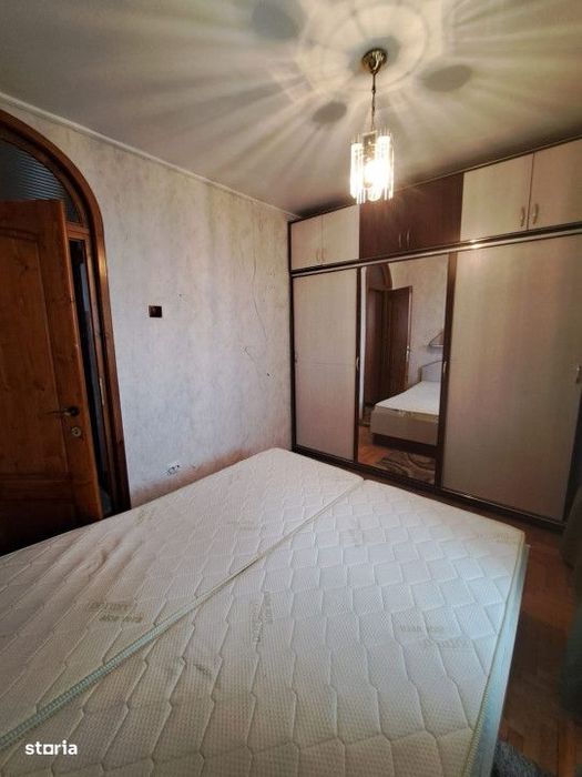 Vanzare- Apartament cu 3 camere, decomandat, etajul 6 din 8 cu lift