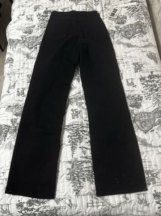 Черные джинсы.