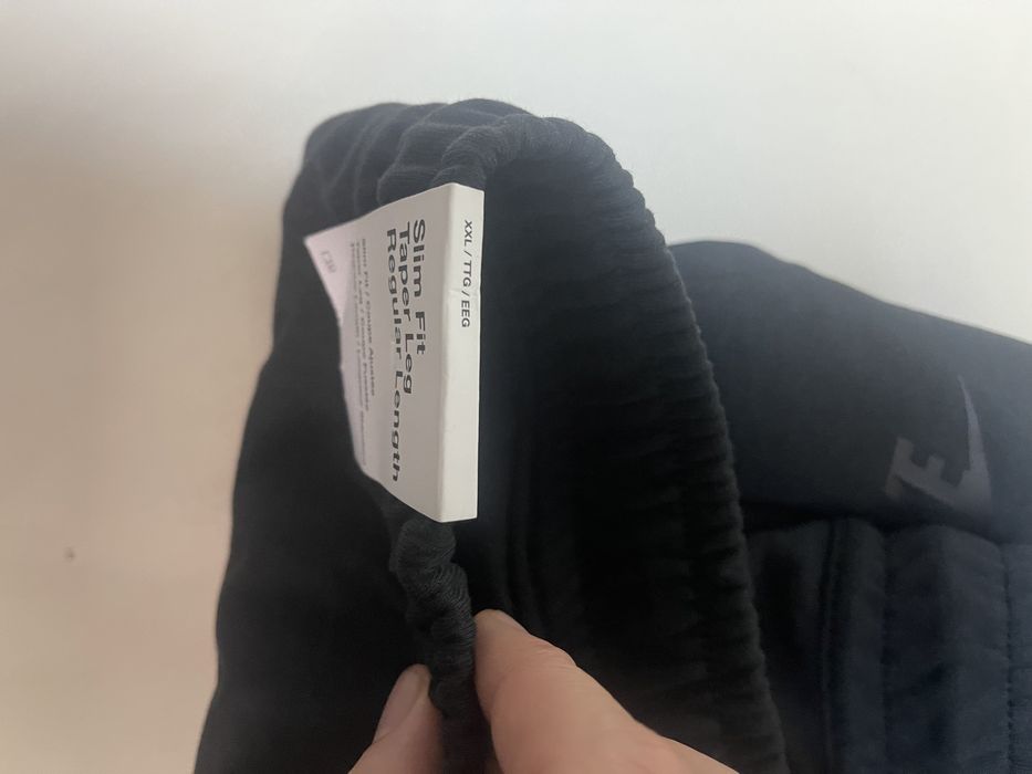 Vând pantaloni Nike Tech