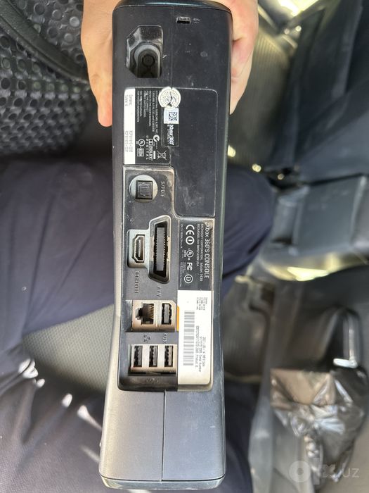 Xbox 360 Slim.