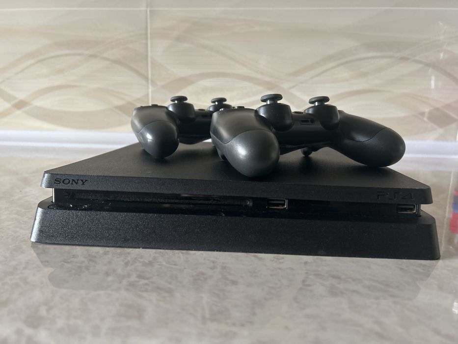 Play station 4 slim
