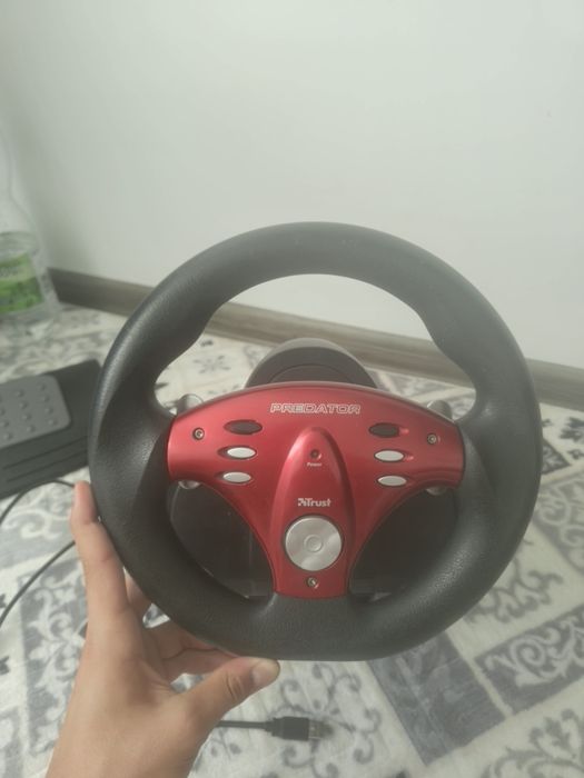 Vând volan gaming Trust Predator