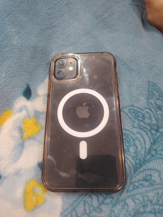 Продам Айфон 11.