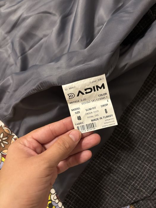 Продам 2 костюма тройки Турция