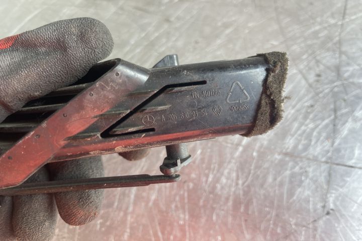 Grila ventilatie bord dreapta A9068300354 / A 906 830 03 54 Mercedes-