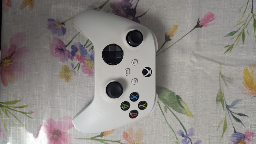 Xbox series s с два контролера