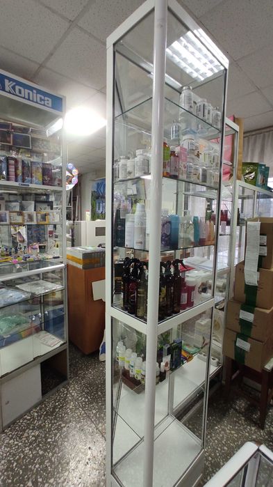Продам стеклянную витрину