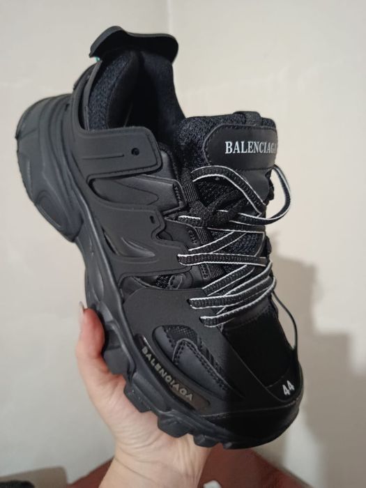 Продам кроссовки Balenciaga