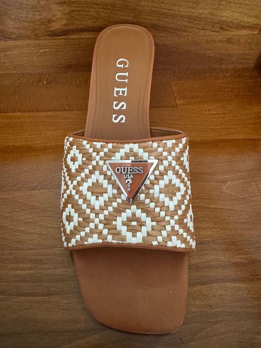 Оригинални чехли на Guess