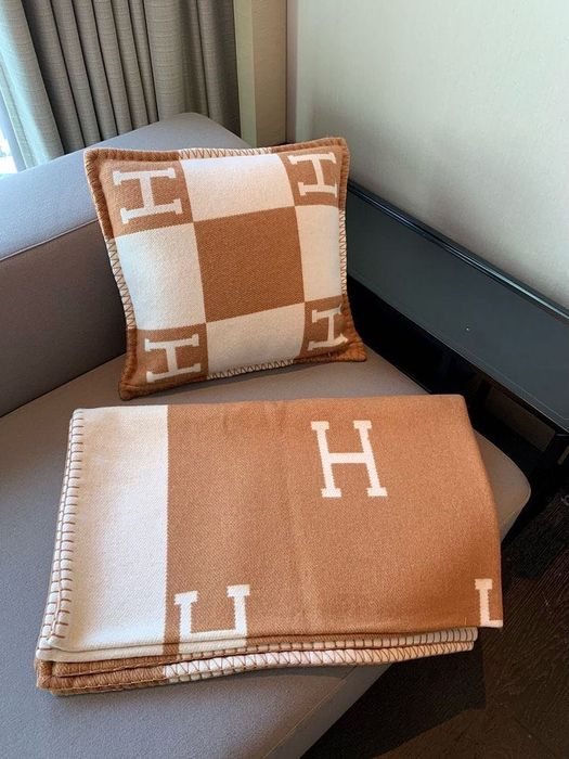 Hermes одеяло и възглавница