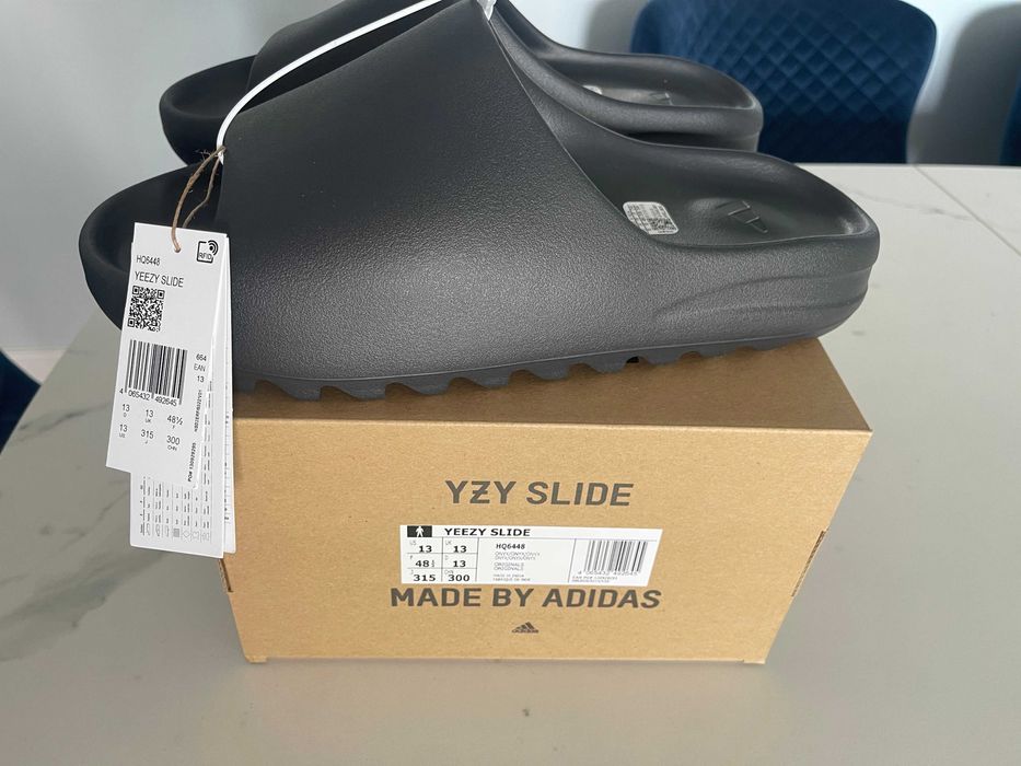 Vând YEEZY Slide Onyx - măsura 48 1/3 (buni pentru cei care poartă 46)