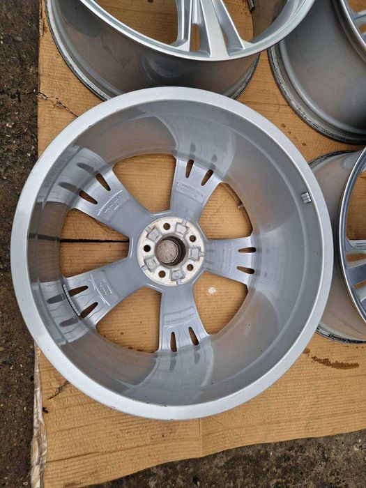 Audi Q8 R21 4M8 601 025 H
4 броя оригинални джанти