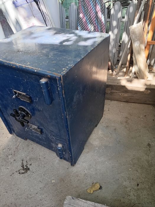 Vând seif 3 încuietori și dublu cheie