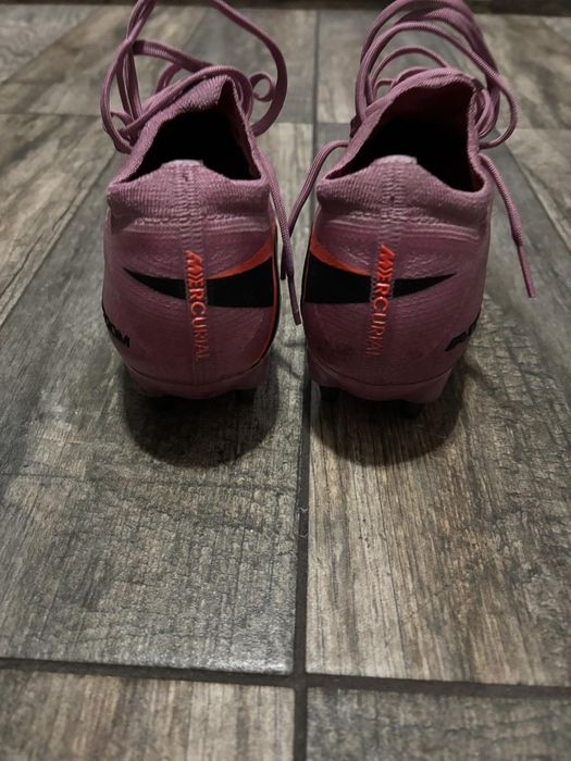 Бутонки Nike mercurial elite sg[метални шипове] използвани само 3мача цена 149.99€!Има резервни шипове и ключ за затягане специално на бутонките!