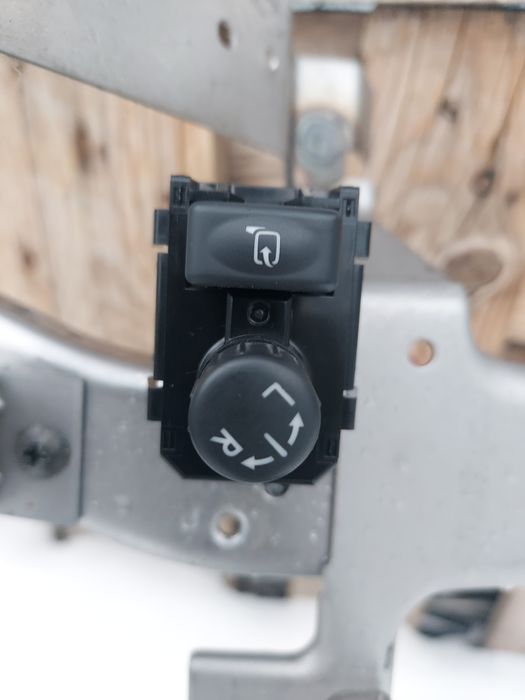 Управлени зеркалами на Subaru.