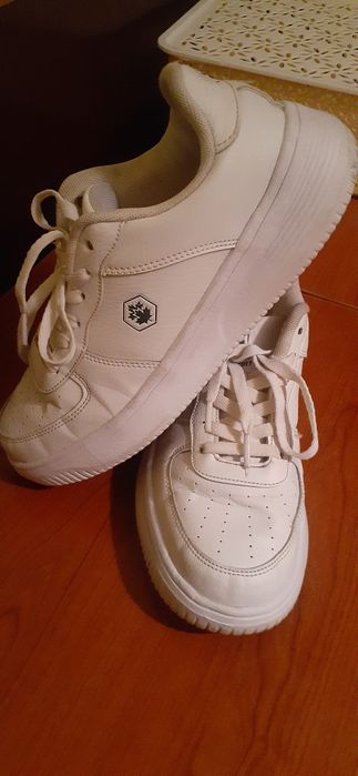 Кроссовки на мальчика 39раз. По 70тыс