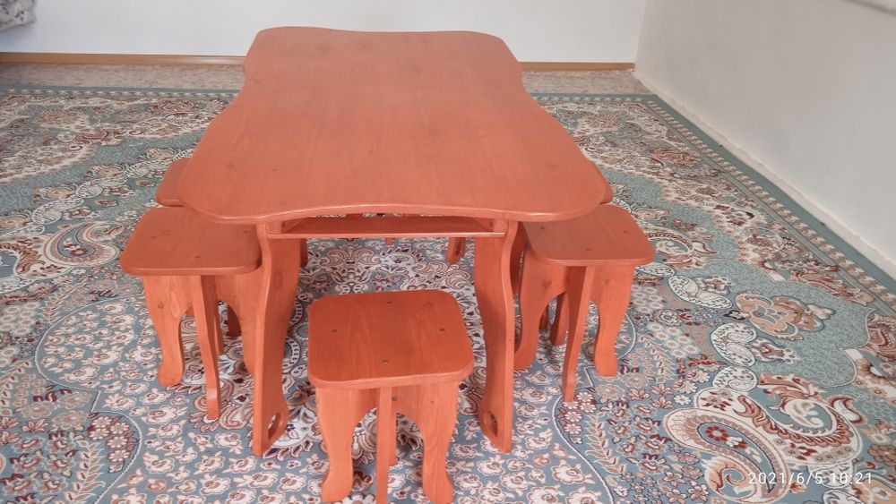 Стол с 6 табуретками из дерева