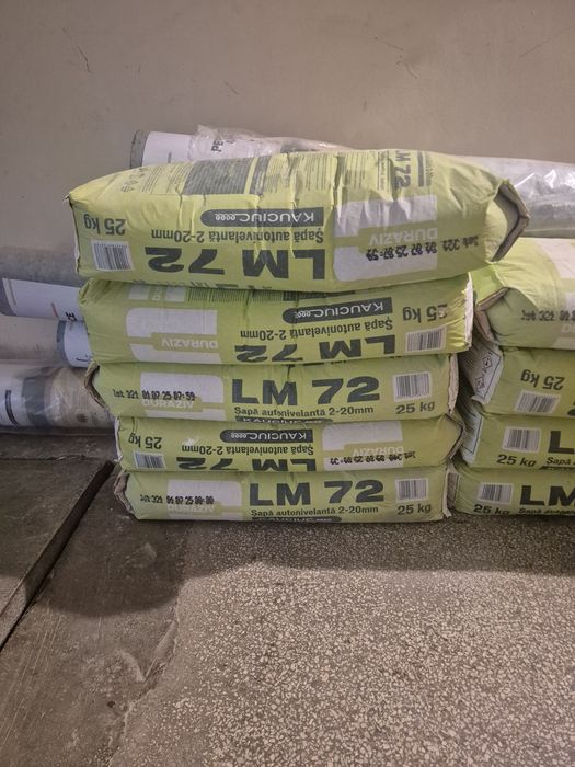 Vand 10 saci de  sapa autonivelanta LM 72 de la DURAZIV