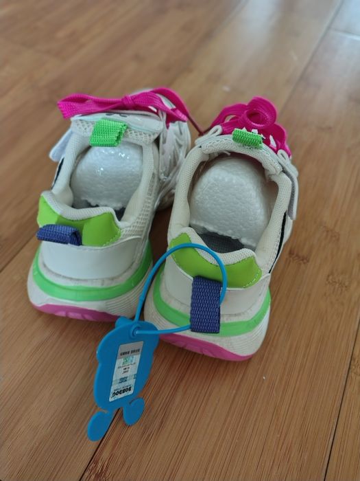 Продам новые кроссовки на девочку 33 размер (7-8 лет)