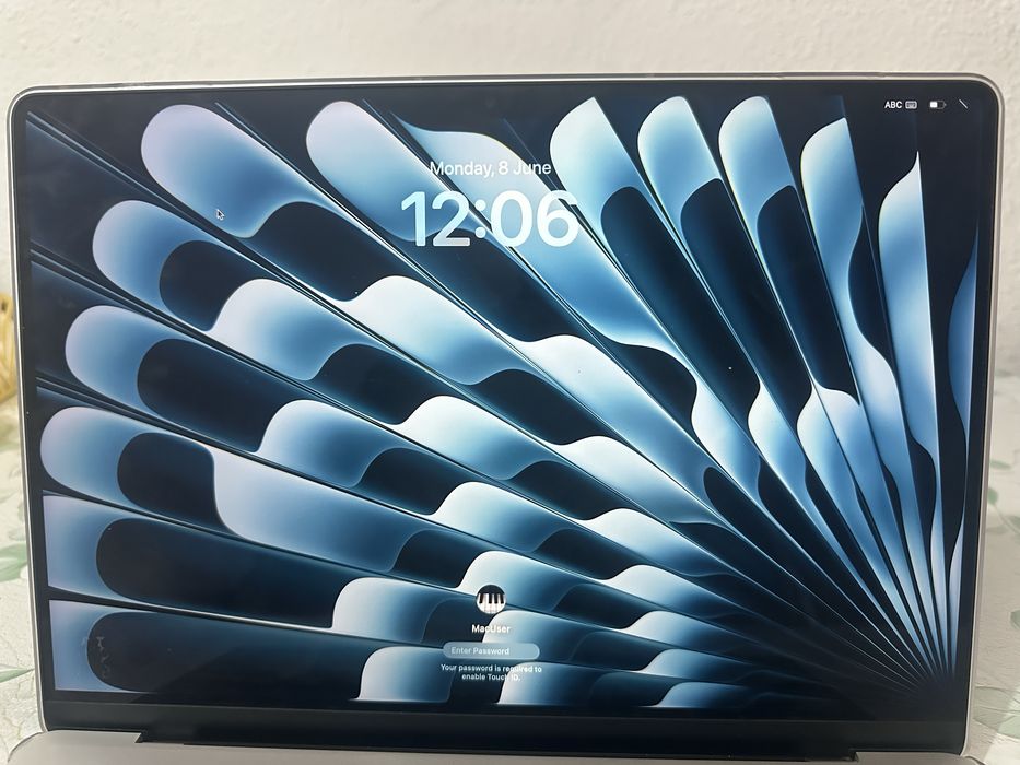 Macbook pro M3pro 18/512 Silver