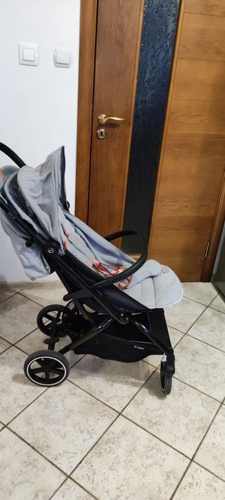 Продавам Лятна бебешка количка, сив цвят.
