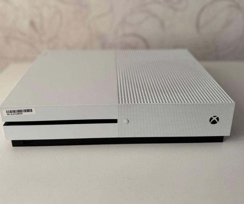 Продам срочно Xbox one S 1TB