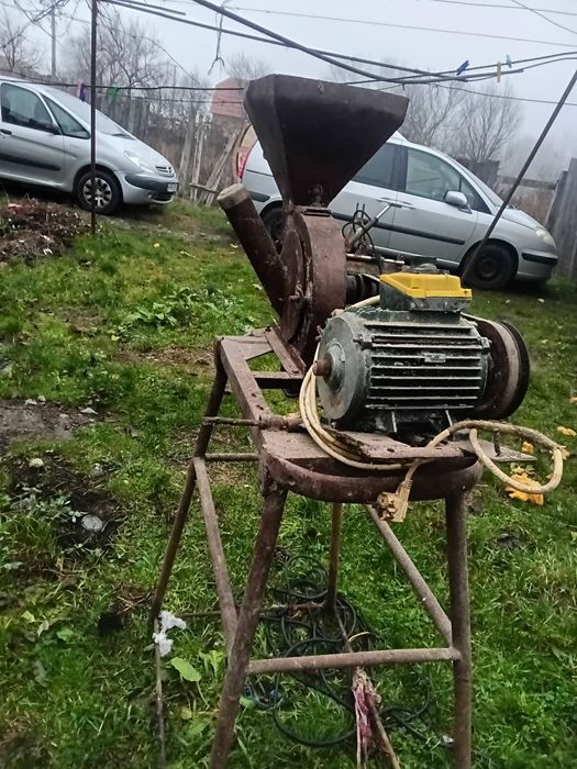 Vând moara de macinat porumb se poate macina si cu cocean