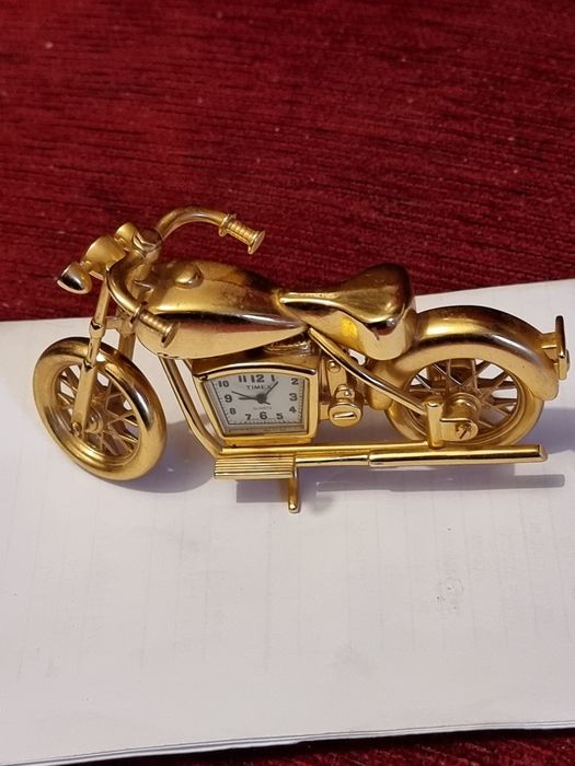 Motocicleta Harley Davidson in miniaturale cu ceas quartz