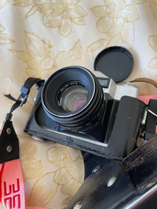 Продавам фотоапарат на лента Zenit-E с оригинален обектив Helios-44-2 58 mm f/2.